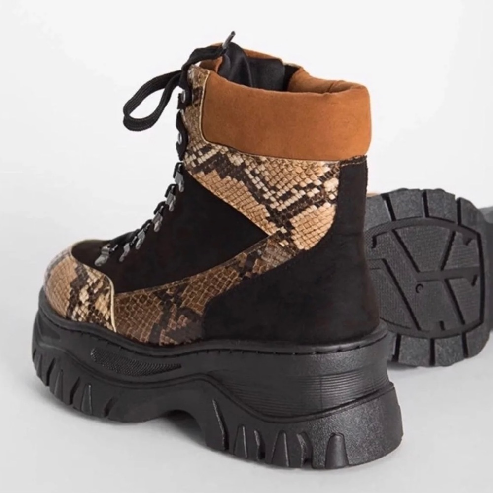 Super Stylish And Unique Snake Print Boots - image 3